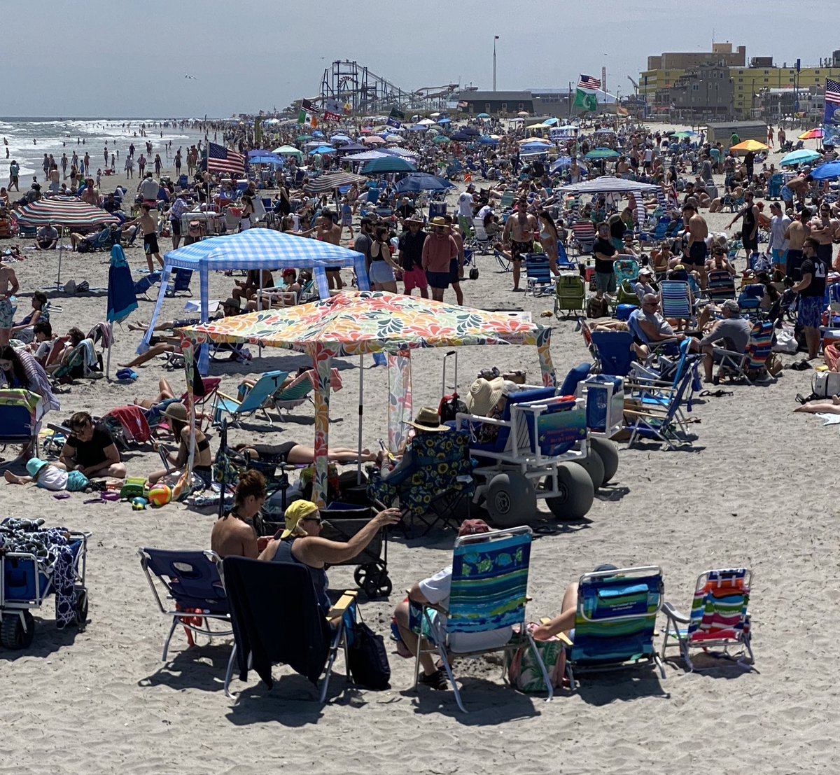 New 10pm teen curfew and beach tent ban in North Wildwood are now in effect. Gearing up for unofficial start of summer tonight at 10pm on @FOX29philly