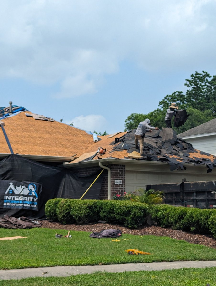 _davedigital's tweet photo. What a difference a day makes. #fiatmining #roofing #baytowntx https://t.co/oUzG6KMB8A