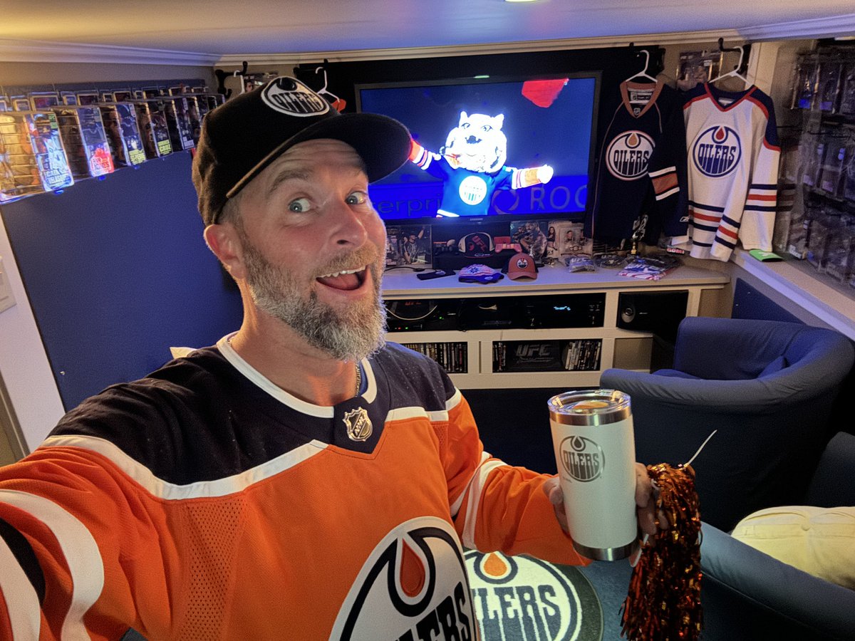 craftbrewjester's tweet photo. Round 3 , Game 1 something seems different ,it’s a lil lonely & bitter sweet without all those Canuck fans in my oilers den tonight 😉 #conferencefinals Let’s go !!!!! #oilersrolecall #oilernation #edmonton #oilers #letsgooilers #oilersfan #goOilers #nhlplayoffs https://t.co/2CCKgJWS2W