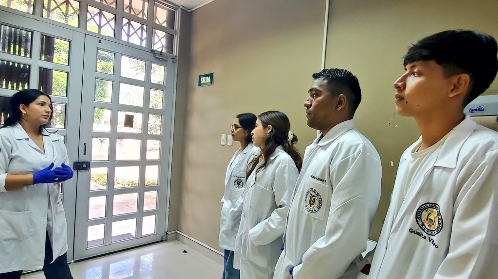 ¡Hoy recibimos la visita de estudiantes de la Universidad Agraria del Ecuador en nuestro centro de biotecnología! 🧬👩‍🔬👨‍🔬 Quienes tuvieron la oportunidad de observar el fascinante proceso de extracción de ADN. #Biotecnología #Educación #CienciaEnAcción