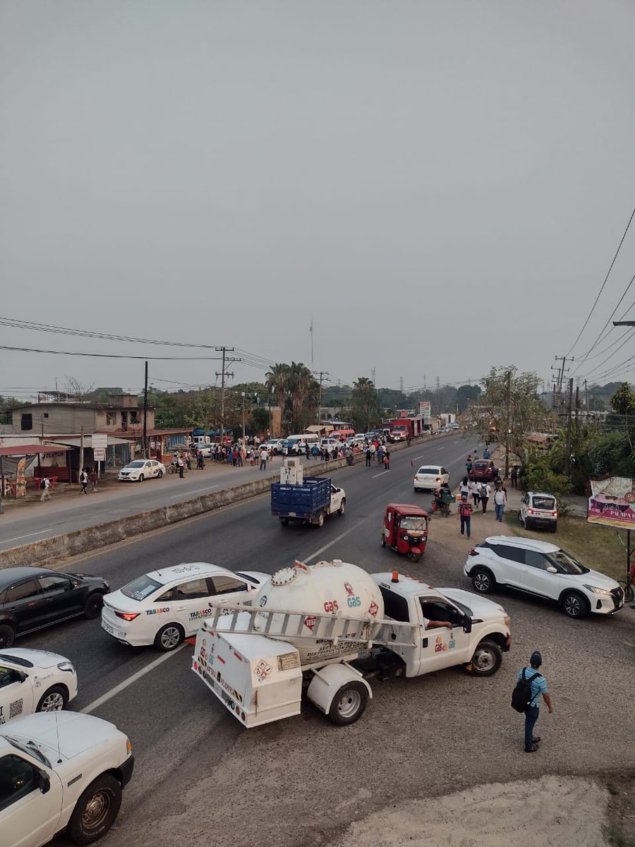 #ReporteTH 🚨 | Así el bloqueo en la vía #Villahermosa-#Teapa, donde los manifestantes se quejan de la falta de luz y piden a las autoridades atiendan sus demandas.
tabascohoy.com