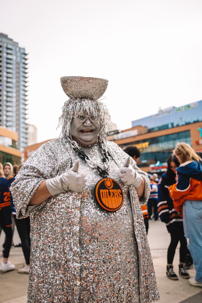Hey #YEG - can we get a #LetsGoOilers in the chat? 🧡💙👇