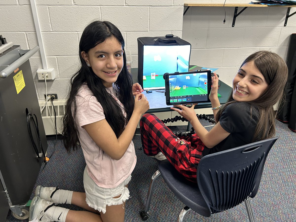 DemeterSMS's tweet image. There’s no stopping these 6th grade students from working on Stop Motion Animation @ahsd25 @AHSD25South @SMSCrArts @ABC25Foundation