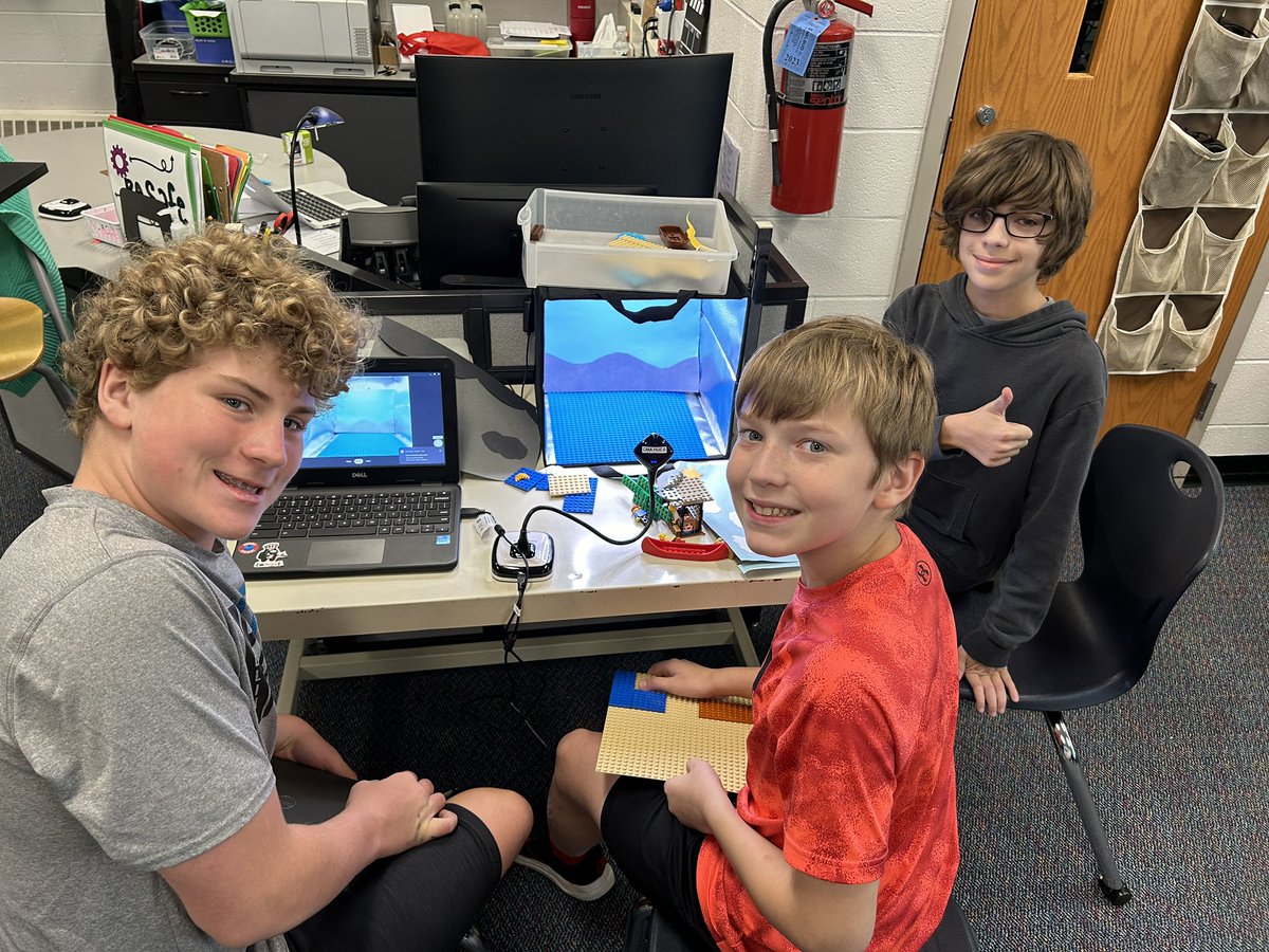 DemeterSMS's tweet image. There’s no stopping these 6th grade students from working on Stop Motion Animation @ahsd25 @AHSD25South @SMSCrArts @ABC25Foundation