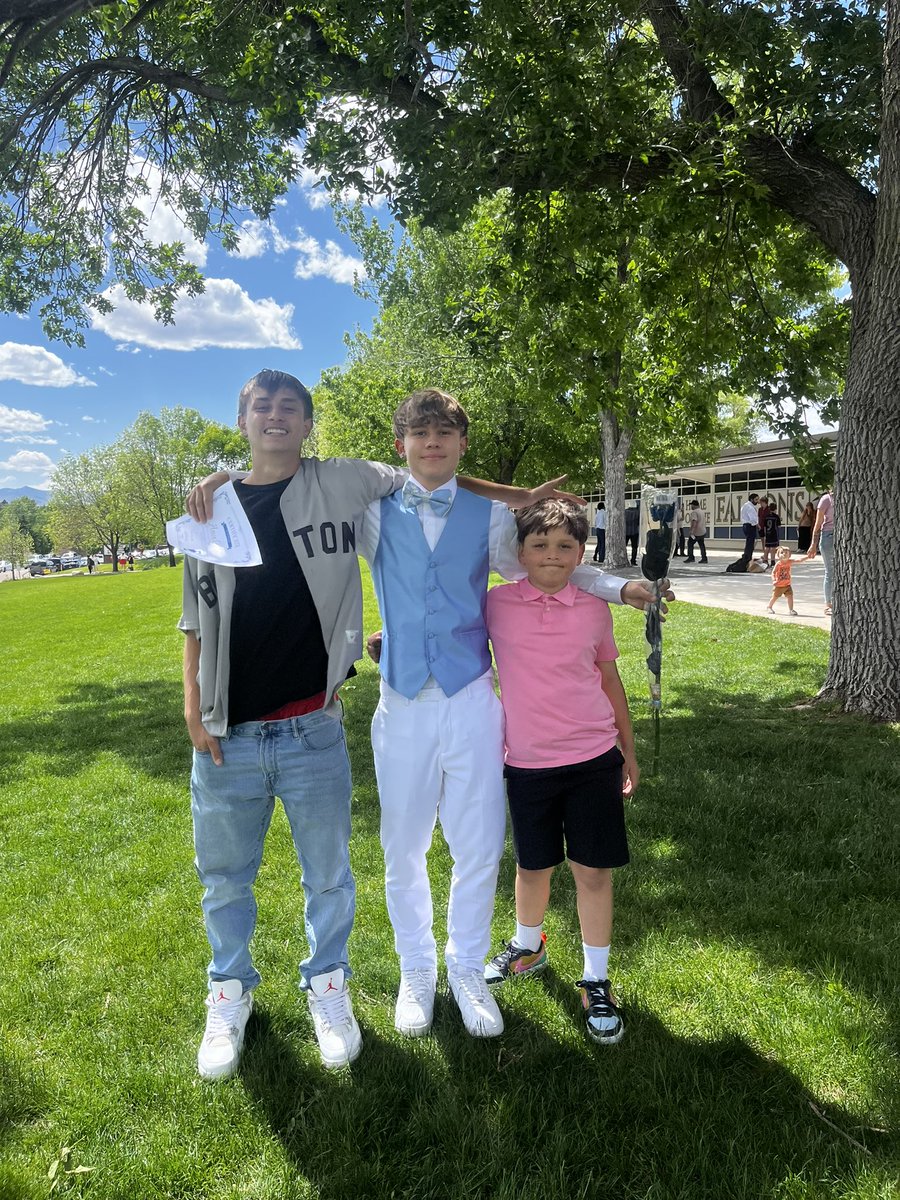 AmenTruly's tweet photo. 8th grade was fun but I can’t wait until higschool🥳 this just the intro⏰ https://t.co/fU1dT9EXsY