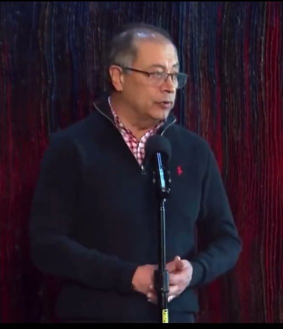 El pelo a pelo de <a href="/petrogustavo/">Gustavo Petro</a>  se llama pelo del cambio, No Se Vio jijijijiji <a href="/VozPopuli/">Voz Populi</a> <a href="/BluRadioCo/">BluRadio Colombia</a>