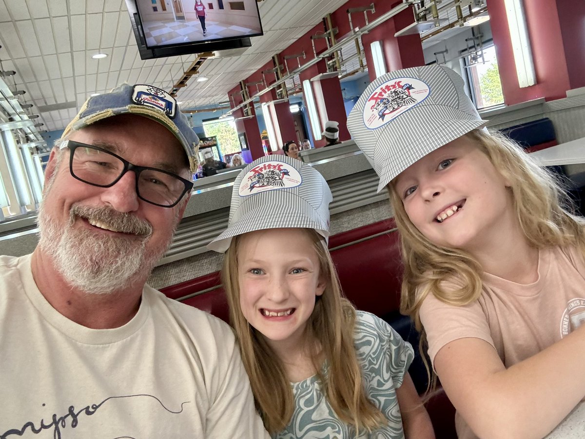 CMoneyKS's tweet image. You can always score grandpa points taking the kiddos to #FritzsRailroadRestaurant #ShawneeKS #GrandpaLife #Trains #DoubleCheeseburger #OnionRings