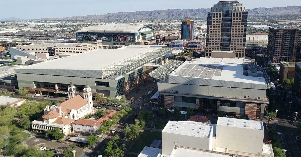 One of my favorite #CityViews. 10 years of #PescEffects at Phoenix Fan Fusion aka #PhoenixComicon. Below is a #NightAndDay comparison, with #ChaseField in the distance. The two main buildings are the #PhoenixConventionCenter. Below them, the beautiful St. Mary's #Basilica and