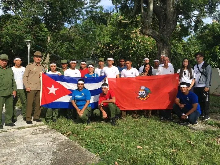 Como parte de las actividades en saludo al Aniversario 60 de la UJC en las FAR, jóvenes destacados inician recorrido por sitios de interés histórico, Unidades y Escuelas de Camilitos del territorio oriental. 
#GenteQueSuma
Facebook Ejército Oriental
#Cuba 
🇨🇺✌️