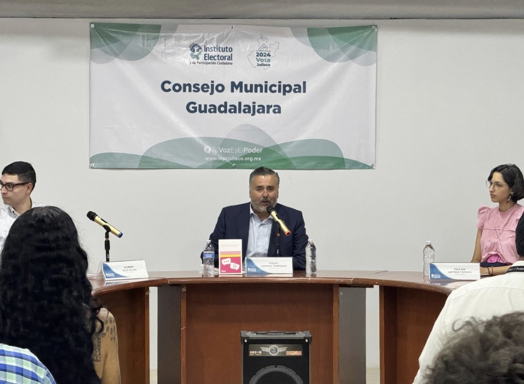 📸#GaleríaIEPC | Porque la democracia, al igual que la tecnología, debe mantenerse joven y servir a todas y todos. 🙋‍♀️🗳️🙋‍♂️

Así fue la presentación del libro 📚 'Jóvenes y democracia digital'.

Moderado por el Consejero Electoral: @MGTerriquez

#TuVozEsElPoder #IEPCesChido