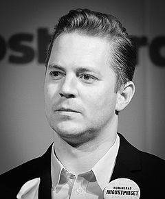 "Ladrões de livros: A história real de como os nazistas roubaram milhões de livros durante a Segunda Guerra" – Anders Rydell

O livro narra com detalhes como os soldados nazistas efetuaram grandes saques em bibliotecas, livrarias e acervos pessoas do povo judeu, durante a Segunda