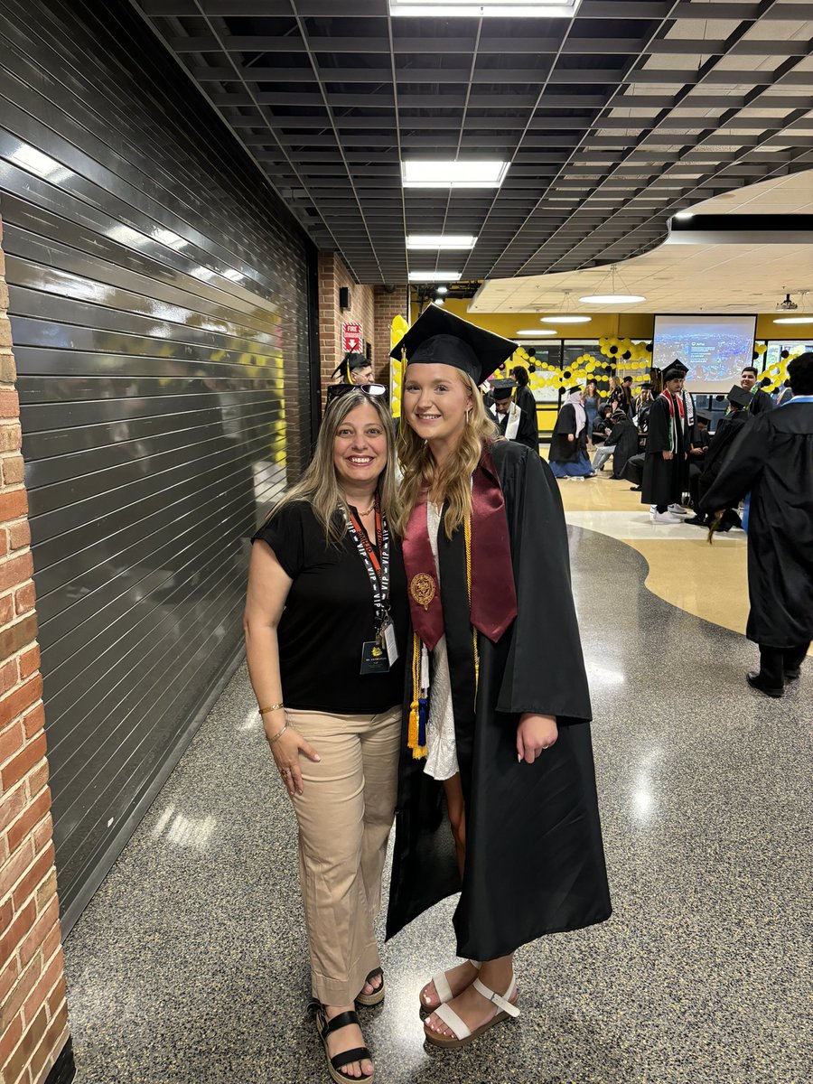Sofia Georgelos (@sofiageorgelos) on Twitter photo Congrats to the <a href="/BulldogsHLR/">Richards High School</a> graduates! This was our #OLHMS Class of 2020 that had to go remote on March 13. So grateful that we were invited to come see them dressed in caps & gowns! Wishing them all the best! ๐๐ค๐ Congrats to the <a href="/BulldogsHLR/">Richards High School</a> graduates! This was our #OLHMS Class of 2020 that had to go remote on March 13. So grateful that we were invited to come see them dressed in caps & gowns! Wishing them all the best! ๐๐ค๐