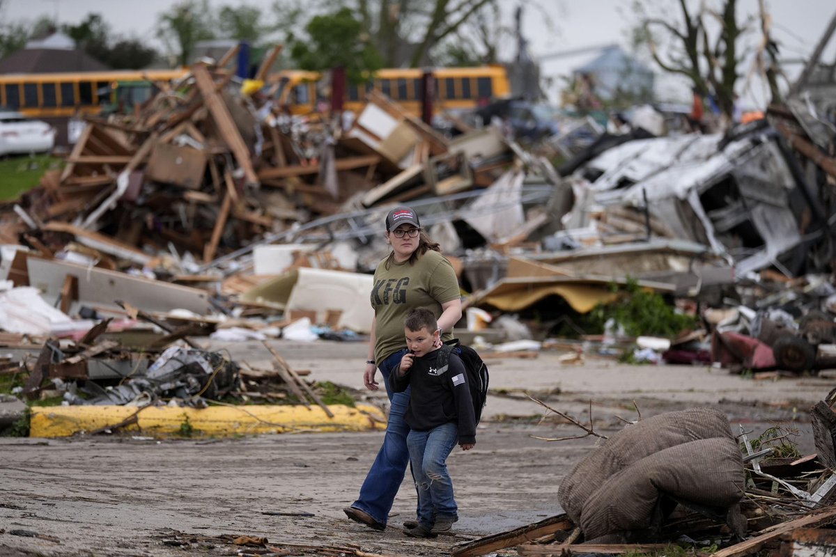 Baby2Baby is responding to the deadly tornadoes that swept through Iowa earlier this week by sending emergency supplies to children impacted by this tragedy. Please donate to help continue providing relief to families in need. bit.ly/B2BDisasterRel… 📸: Charlie Neibergall/AP