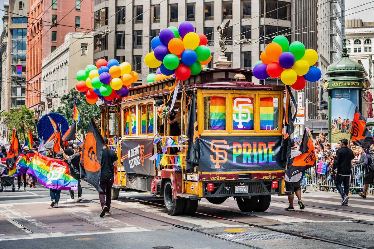 Why is San Francisco so incredibly gay? Military policy. 🧵