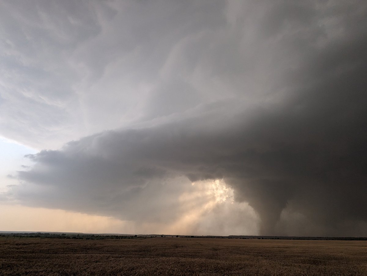 WalkerSAshley's tweet photo. Tornado and structure near Creta, Oklahoma back at 7:26 pm ct #wxtwitter #okwx @NWSNorman https://t.co/d3whVXzonM