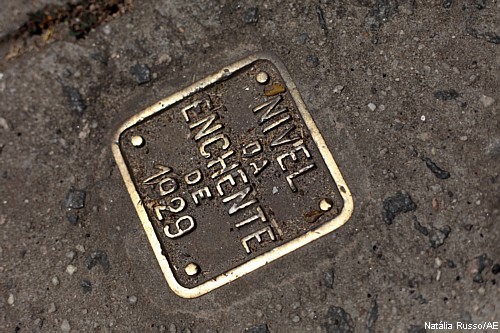 Os pedestres mais atentos talvez tenham notado a presença dessas pequenas placas de bronze em algumas ruas de São Paulo. Elas marcam o nível da histórica enchente de 1929. Também são lembretes de que, às vezes, catástrofes são negócios bem lucrativos para o setor privado.

1/25