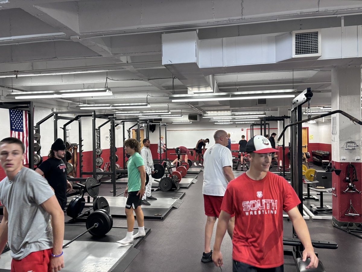 FZS_Football's tweet photo. When you make an investment, it makes a change! #BuiltOnTheSouthSide #DawgNation #Accountiblity #WeInsteadMe https://t.co/qEB8iZ3mlW