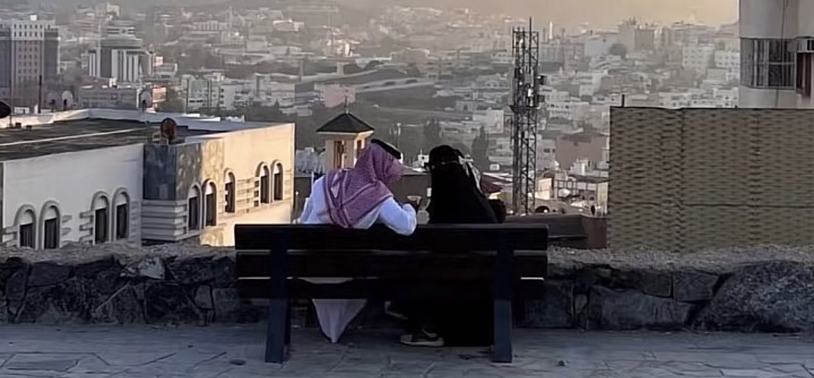 _ms_poem's tweet photo. " حبني ياناعس الطرف واشبعني غرور
ويش ابي في باقي الناس وانت تحبّني ". https://t.co/oORw5DVpDR