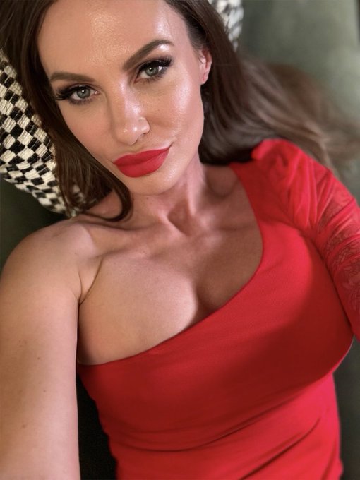 Sorry, not sorry I made you so addicted to me. 😏 https://t.co/v0toXNysxe https://t.co/ZwOrIQn76H