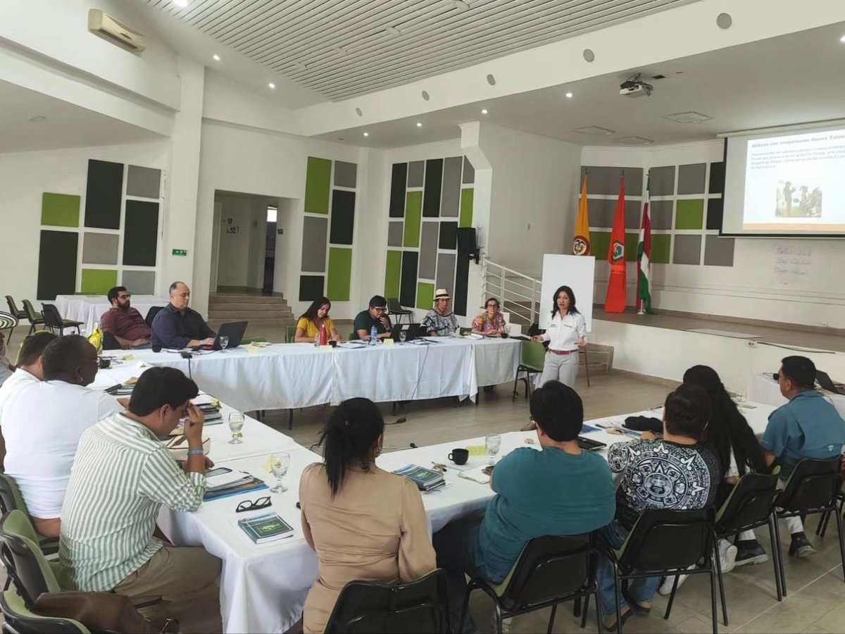 SecDesarrolloEB's tweet photo. ¡Boyacá se consolida como un Territorio de Sabores!

En Moniquirá, en el marco de la capacitación sobre Denominación de Origen orientada por la ONG suiza REDD y el instituto francés CIRAD, tuvimos la oportunidad de compartir nuestras experiencias con los empresarios boyacenses. https://t.co/1koF1BPkTz