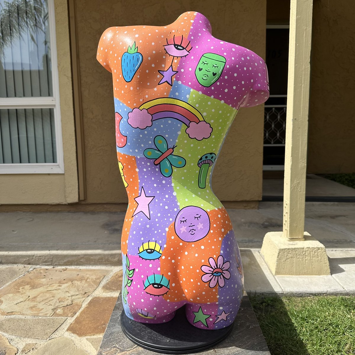 alilpicklee's tweet photo. i painted a mannequin https://t.co/LIGnD0InXL