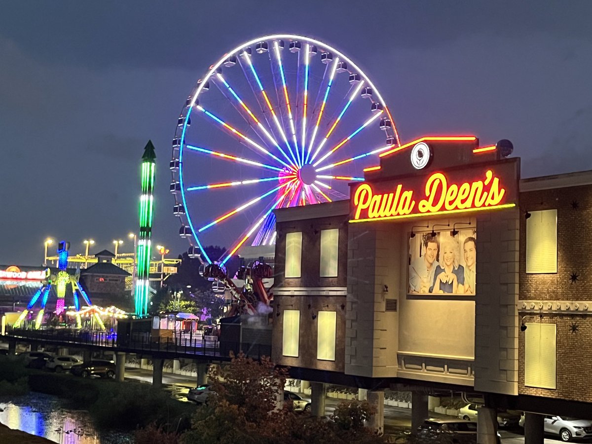 The Island in Pigeon Forge is packed with attractions, shops, restaurants, music, and a 200-foot-tall observation wheel! #PigeonForge