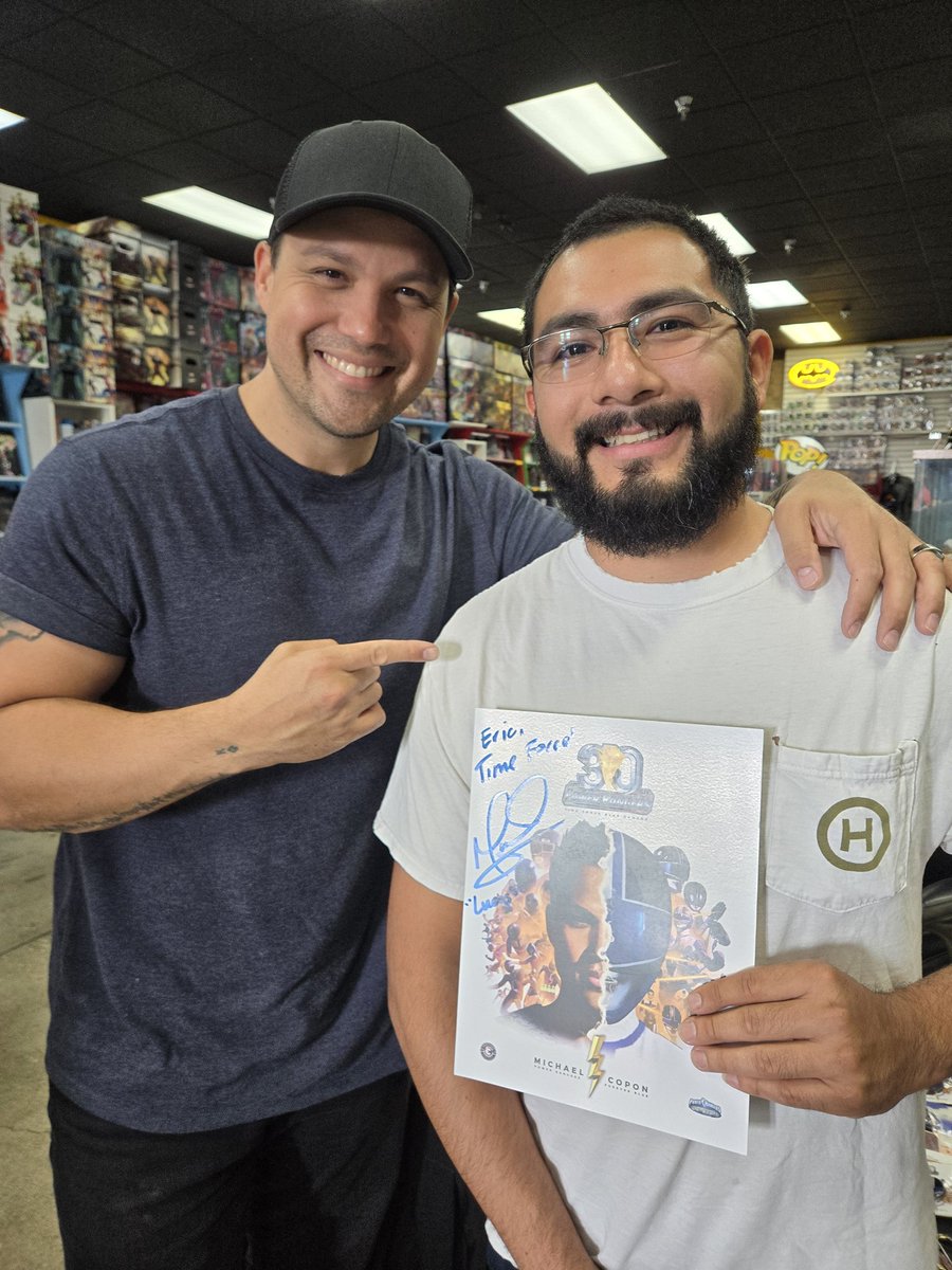 erik___TtTT's tweet photo. Meeting @MichaelCopon the Blue Power Ranger from Time Force at @4colorfantasies it was such honor to meet one of my childhood heroes, words cannot describe how happy I am, how excited I was, thank you Michael #PowerRanger #BluePowerRanger #BlueRanger #TimeForce https://t.co/AMXDv6n2Oh