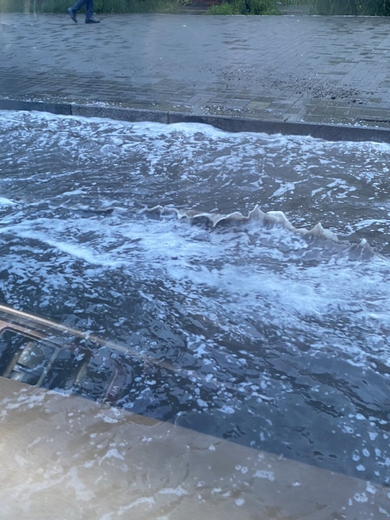 Данхын тавьсан шинэ зам: Нарны зам хэзээ ч ингэж эргээ хальж үзээгүй шүү. МАНгарууд засаж байгаа нэрээр ус зайлуулах шугамыг нь хуваагаад идчихсэн.