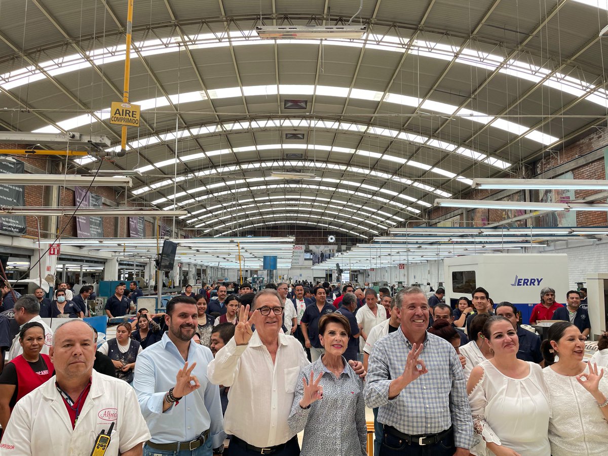 Si algo nos distingue es que en #GTO sabemos hacer equipo, por eso vamos con todo por la defensa de la industria del calzado, los empleos y el desarrollo económico de #México ¡#LlegóLaHoraDeAvanzar! 💪🏻🩷

#AdrianaCandidataAlSenado #VotaSoloPAN🔵