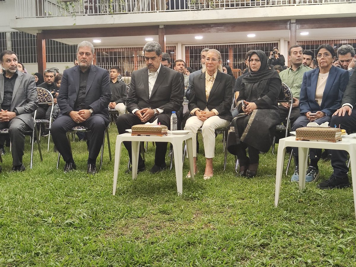 Eiranencaracas's tweet photo. El excelentísimo presidente de la República Bolivariana de 🇻🇪, @NicolasMaduro, acompañado por la excentisima Sra. @delcyrodriguezv,  vicepresidenta ejecutiva, acudió a la Residencia del embajadar iraní en Caracas,  para rendir homenaje al presidente mártir Raisi y sus compañeros https://t.co/v6SRRdwBJC
