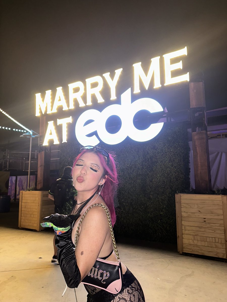 liz_luvsyu's tweet image. Who’s trying to get married at #edclv 🫶🏼✨🥰