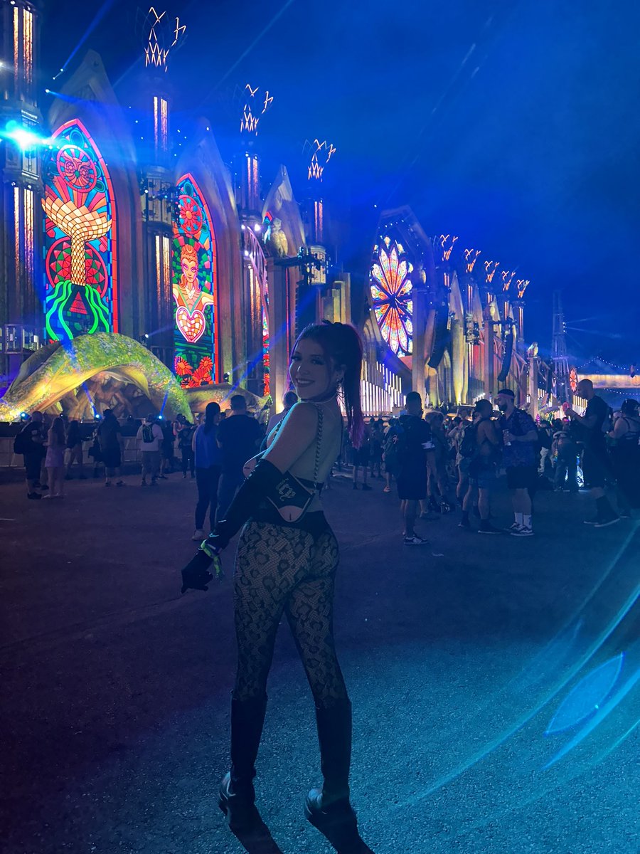 liz_luvsyu's tweet image. Who’s trying to get married at #edclv 🫶🏼✨🥰