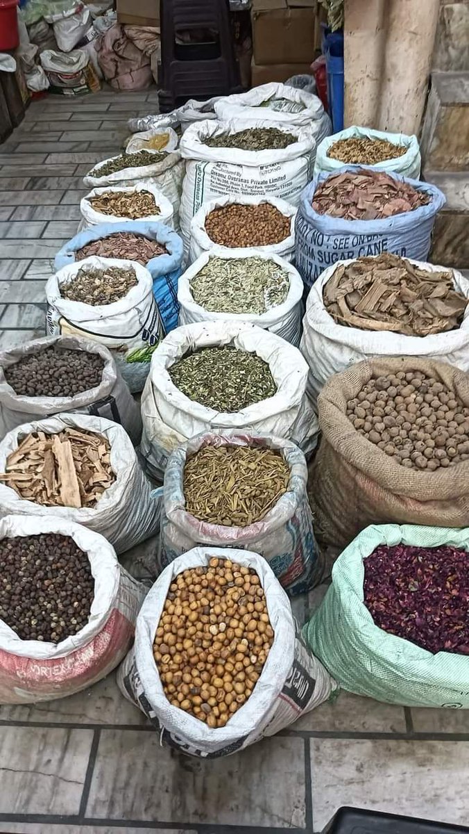 Sanatani_Purnim's tweet photo. आपका जानना जरूरी है.....

कैसे पता करें आपके किचन में मौजूद मसाले और खाद्य पदार्थ असली हैं या नकली...?

 जानें आसान तरीके से 

✨मसाले और खाद्य पदार्थों की शुद्धता की जांच आप घर बैठे ही कर सकते हैं

,✨ हम आपको बताएंगे क‍िचन की 10 चीजों को चेक करने का तरीका

✨असली और नकली खाद्य पदार्थ और मसालों की पहचान कैसे करें?

 ✨ हम आपको बताने जा रहे हैं कुछ आसान तरीके ज‍िनसे आप मसाले और खाद्य पदार्थों की गुणवत्‍ता जांच सकते हैं।

✨ वैसे तो चीजों की जांच स‍िर्फ लैब में ही की जाती है 
पर 
आप इन आसान तरीकों से शुद्ध और अशुद्ध में अंतर तो समझ ही सकते हैं। 

👉🏻1. जीरा (Cumin seeds)

✨जीरे की परख करने के ल‍िए थोड़ा सा जीरा हाथ में लीजि‍ए और दोनों हथेल‍ियों के बीच रगड़‍िए। 

✨अगर हथेली में रंग छूटे तो समझ जाइए क‍ि जीरा म‍िलावटी है क्‍योंक‍ि जीरा रंग नही छोड़ता। 

👉🏻2. हींग (Hing)

✨हींग की गुणवत्‍ता जांचने के ल‍िए उसे पानी में घोल‍िए। 

✨अगर घोल दूध‍िया रंग का हो जाए तो समझ‍िए क‍ि हींग असली है।

✨ दूसरा तरीका है हींग का एक टुकड़ा जीभ पर रखें अगर हींग असली होगी तो कड़वापन या चरपराहट का अहसास होगा।

👉🏻3. लाल मि‍र्च पाउडर (Red chilli powder)

✨लाल म‍िर्च पाउडर में सबसे ज्‍यादा म‍िलावट की जाती है।

✨ इसकी जांच करने के ल‍िए पाउडर को पानी में डालिए, अगर रंग पानी में घुले और बुरादा जैसा तैरने लगे तो मान ल‍ीज‍िए की म‍िर्च पाउडर नकली है।

👉🏻4. सौंफ और धन‍िया (Fennel & Coriander)

✨इन द‍िनों मार्केट में ऐसी सौंफ और धन‍िया म‍िलता है जिस पर हरे रंग की पॉल‍िश होती है ये नकली पदार्थ होते हैं, 

✨इसकी जांच करने के ल‍िए धन‍िए में आयोडीन म‍िलाएं, 

✨अगर रंग काला हो जाए तो समझ जाइए क‍ि धन‍िया नकली है। 

👉🏻5. काली म‍िर्च (Black pepper)

✨काली म‍िर्च पपीते के बीज जैसी ही द‍िखती है इसल‍िए कई बार म‍िलावटी काली म‍िर्च में पपीते के बीज भी होते हैं। 

✨इसको परखने के ल‍िए एक ग‍िलास पानी में काली म‍िर्च के दानें डालें।

✨ अगर दानें तैरते हैं तो मतलब वो दानें पपीते के हैं और काली म‍िर्च असली नहीं है। 

👉🏻6. शहद (Honey)

✨शहद में भी खूब म‍िलावट होती है। 

✨शहद में चीनी म‍िला दी जाती है, इसकी गुणवत्‍ता जांचने के ल‍िए शहद की बूंदों को ग‍िलास में डालें,

✨ अगर शहद तली पर बैठ रहा है तो इसका मतलब वो असली है नहीं तो नकली है। 

👉🏻7. देसी घी (Ghee)

✨घी में म‍िलावट की जांच करने के लिए दो चम्‍मच हाइट्रोक्‍लोर‍िक एस‍िड और दो चम्‍मच चीनी लें और उसमें एक चम्‍मच घी म‍िलाएं। 

✨अगर म‍िश्रण लाल रंग का हो जाता है तो समझ जाइए क‍ि घी में म‍िलावट है। 

👉🏻8. दूध (Milk)

✨दूध में पानी, म‍िल्‍क पाउडर, कैम‍िकल की म‍िलावट की जाती है।

✨ जांच करने के ल‍िए दूध में उंगली डालकर बाहर न‍िकाल‍ लीज‍िए। 

✨अगर उंगली में दूध च‍िपकता है तो समझ जाइए दूध शुद्ध है। अगर दूध न च‍िपके तो मतलब दूध में म‍िलावट है। 

👉🏻9. चाय की पत्‍ती (Tea)

✨चाय की जांच करने के ल‍िए सफेद कागज को हल्‍का भ‍िगोकर उस पर चाय के दाने ब‍िखेर दीज‍िए।

✨ अगर कागज में रंग लग जाए तो समझ जाइए चाय नकली है क्‍योंक‍ि असली चाय की पत्‍ती ब‍िना गरम पानी के रंग नहीं छोड़ती। 

👉🏻10. कॉफी (Coffee)

✨कॉफी की शुद्धता जांचने के ल‍िए उसे पानी में घोल‍िए। 

✨शुद्ध कॉफी पानी में घुल जाती है, लेक‍िन अगर घुलने के बाद कॉफी तली में च‍िपक जाए तो वो नकली है। 

✨तो देखा आपने क‍ितने आसान तरीके से आप अपने खाने में हो रही म‍िलावट या शुद्धता की जांच कर सकते हैं। हमेशा इंग्रीड‍िएंट्स और एक्‍सपाइरी डेट देखकर ही खाने का सामान खरीदें।

आप सभी सदैव स्वस्थ रहें, प्रसन्न रहें...!!