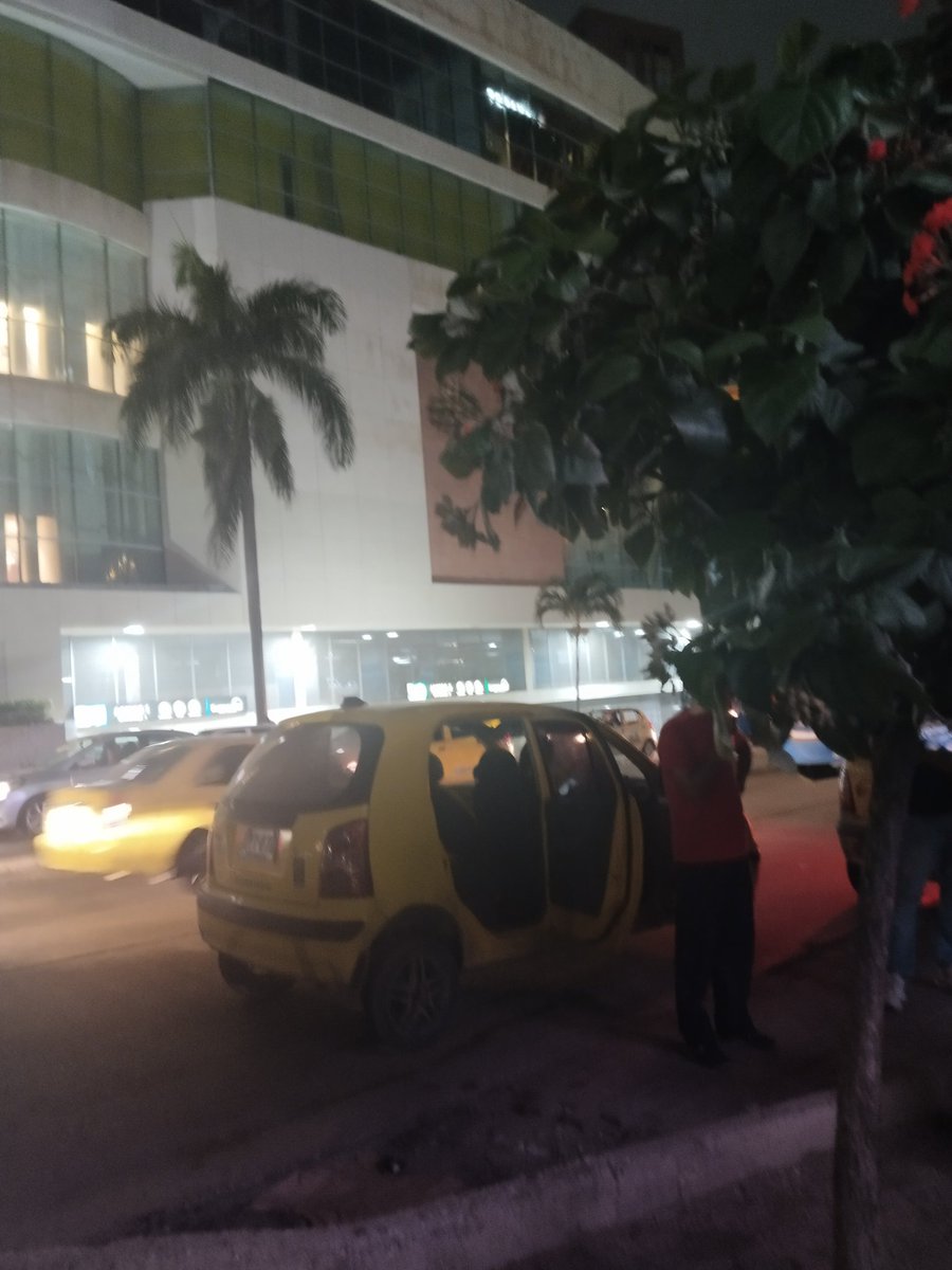 Esto es #barranquilla, ciudad donde la #PolicíaNacional y el #transito le tienen miedo a los taxistas. Se apoderan de todo el espacio público, se parquean en cruces, paraderos y demás y uno llama a la #PolicíaNacional y ellos dicen que eso no es problema de ellos.