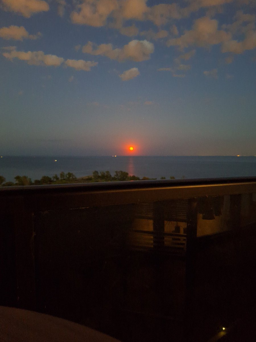 Red Full Moon #trickortreat #moonsun #moonlovers #Moon #moonlight #moonmagic #red #moontime #humberbay