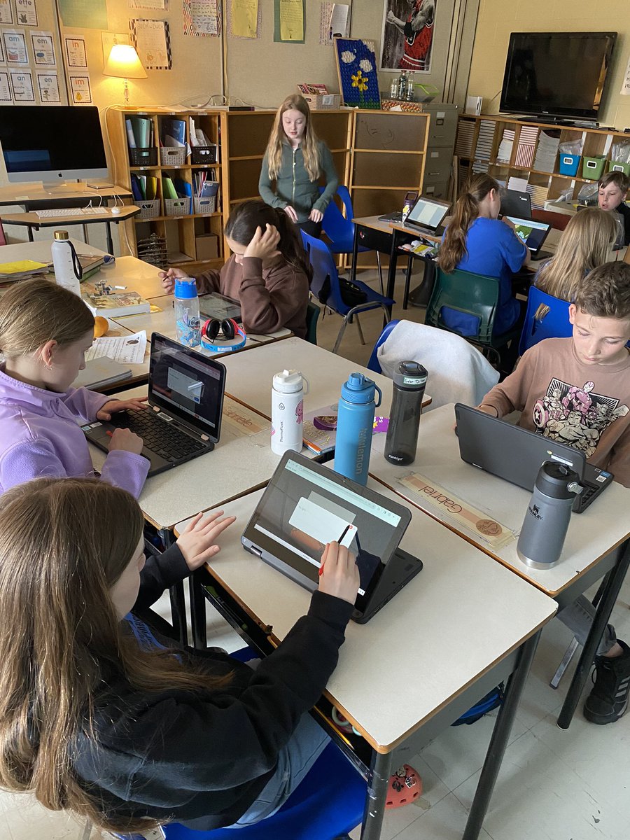 Ss creating off grid & on grid with some activities in the library & using our NEW Chromebooks to explore @BookCreatorApp @StMattsTigers #5e @LaunShoemaker