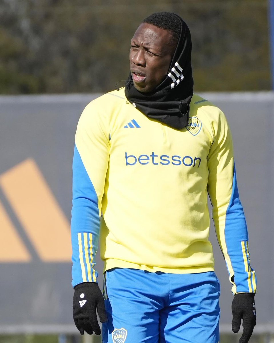 Advíncula durante un entrenamiento en Boca.