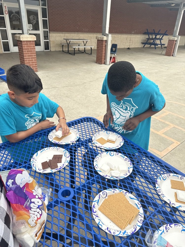 Ms. Cordaro's 5th graders built solar ovens and then made S’mores in them! #RootEDMCE #GoPublic  #DestinationSWISD #MiFamiliaMCE