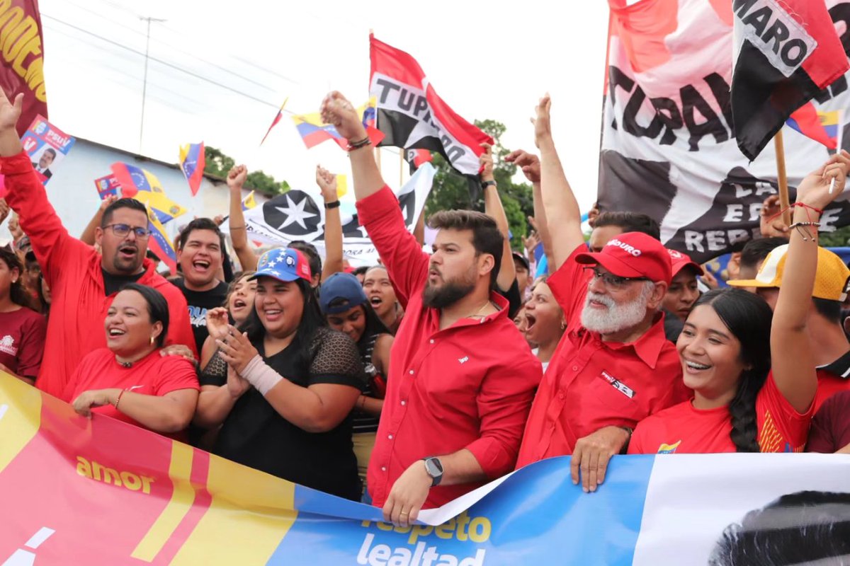 psuvmonagas_ve's tweet photo. Santa Bárbara se moviliza en apoyo al Presidente Nicolás Maduro

Con la alegría que caracteriza a los bolivarianos, este jueves se movilizó el Pueblo de Santa Bárbara de Tapirín, en el estado Monagas, en apoyo al Presidente Nicolás Maduro https://t.co/gdYQ1oCFs6