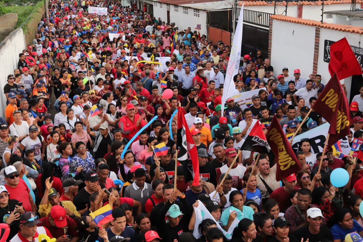 psuvmonagas_ve's tweet photo. Santa Bárbara se moviliza en apoyo al Presidente Nicolás Maduro

Con la alegría que caracteriza a los bolivarianos, este jueves se movilizó el Pueblo de Santa Bárbara de Tapirín, en el estado Monagas, en apoyo al Presidente Nicolás Maduro https://t.co/gdYQ1oCFs6