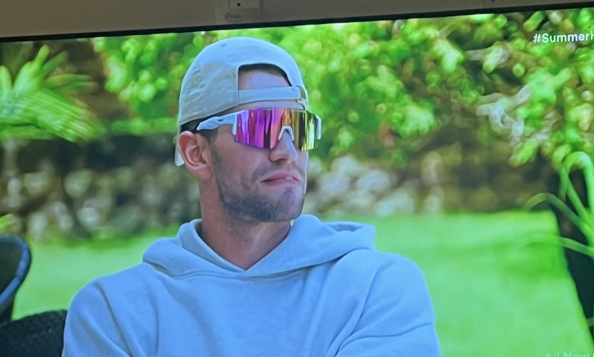 sophrossbrooks's tweet photo. “Were you surprised last night?”

“At what”

“…the literal surprise party we threw for you” 

“Oh. yeah” 

I’m obsessed with him #summerhouse https://t.co/sSu98PEy1L