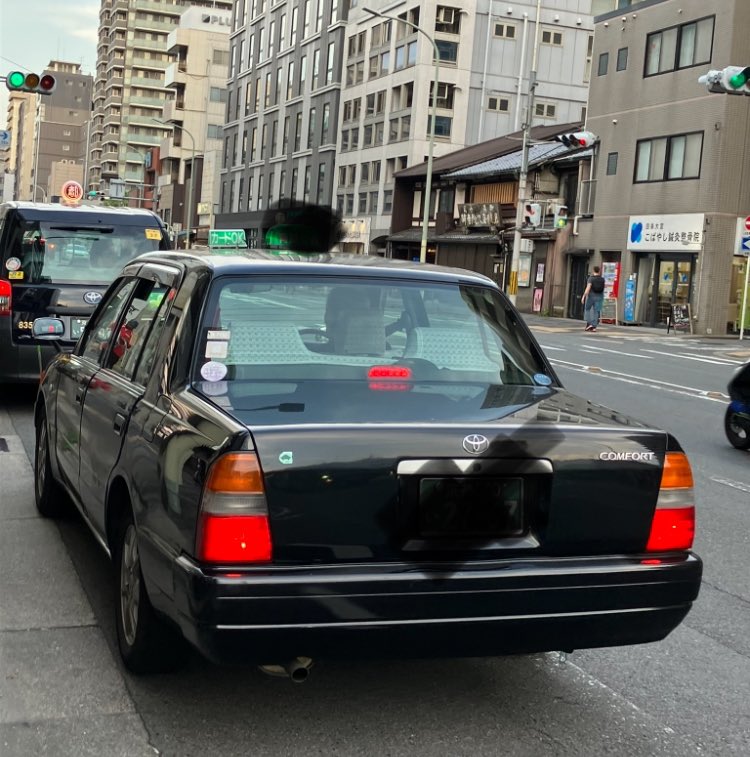 lady72ko's tweet photo. よくここのタクシー乗り場で客待ちしてるこのドライバー、運転席で🚬喫煙してるの何度も見てます。はっきり言って  #青葉交通 ですけどね😤

あらゆる企業の経営者さん、いい加減なんとかしてもらえませんかねぇ。勤務中に喫煙、路上喫煙、ポイ捨て…  あなたの従業員さんは迷惑行為してませんか？ https://t.co/FTsRFeQ68L