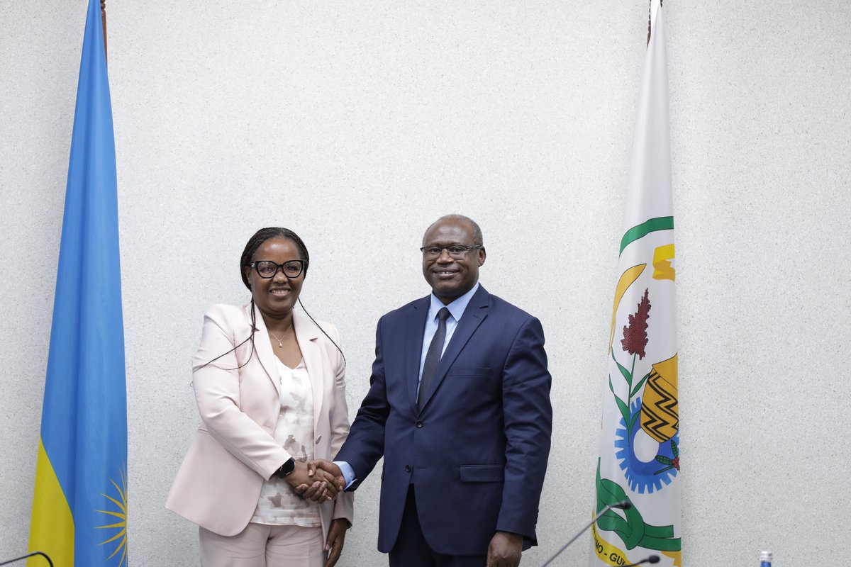 Minister @undagijimana held a bilateral cooperation meeting with @IFAD Vice President, Geraldine Mukeshimana yesterday. They talked about boosting cooperation in agriculture, growing agribusiness, boosting exports, and partnering on climate change matters.