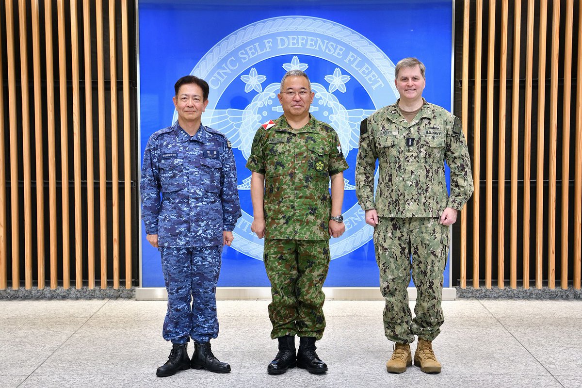5月23日、吉田統合幕僚長は、海上自衛隊船越地区において齋藤自衛