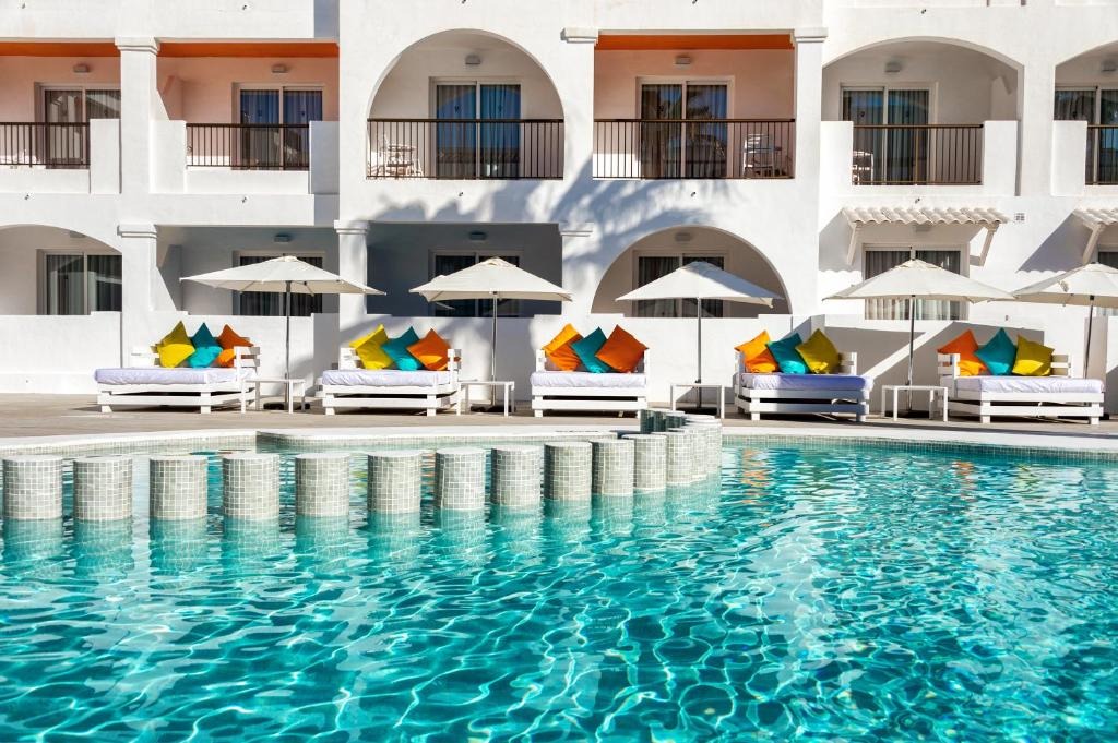 travelscoop_uk's tweet photo. #Ibiza luxe 4-night #minibreak with flights 👉 https://t.co/8dAhGn1rFh
🏖🎧 #Adultsonly stay with breakfast - near a beach & nightlife 🕺🏻 #travelscoop #traveldeals #hoteldeals #balearics #beachbreak #hittheclubs #summer2024 #springbreak #liveitlarge #spain https://t.co/V1QBv2EL1F