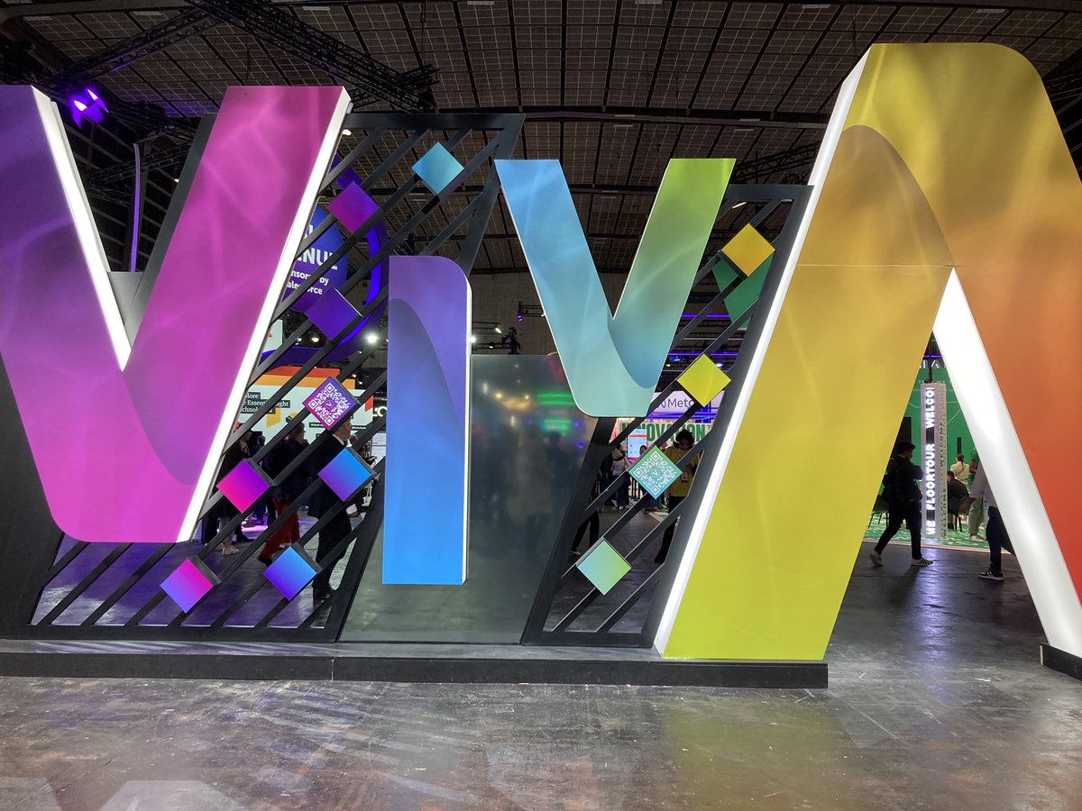 👋 Bonjour #VivaTech! <a href="/lauredlr/">Laure de La Raudière</a>, Xavier Merlin &amp; Marie-Christine Servant, membres du collège <a href="/Arcep/">Arcep</a> sont présents au 3e jour de la 8e édition de l’évènement. Au programme: rencontres avec les acteurs innovants du numérique, notamment les intermédiaires de données &amp; services cloud
