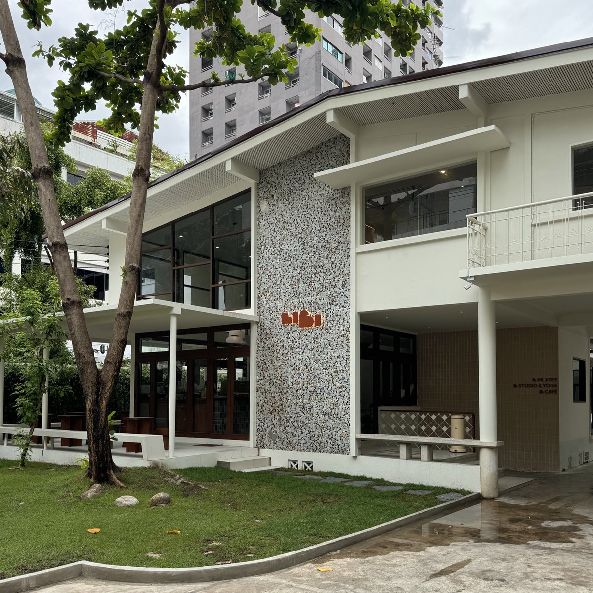 placestwogo's tweet photo. LIBI Home สเปซเปิดใหม่ในซอยเกษมสันต์ 2 ที่เป็น cafe homie space คือเป็นบ้านที่สามารถชวนเพื่อนมาทั้งมาดื่มกาแฟ ทานอาหาร ขนม หรือเล่น yoga & pilates ด้วยกันได้ พื้นที่เค้าคือกว้างใหญ่ เหมือนเป็นบ้านจริงๆ มีทั้งโซน indoor และ outdoor ดีไซน์โฮมมี่ อบอุ่นๆ พร้อมมีแผ่นเสียงเปิดสร้างบรรยากาศชิลๆ ด้านในด้วย เมนูค่อนข้างเยอะเลย ส่วนตัวคือติดใจข้าวซอยผัดแห้งไก่มากๆ เนื่องจากเจ้าของร้านเป็นคนเหนือ เลยนำวัตถุดิบต่างๆ มาจากเชียงใหม่ นอกจากนี้ยังมีโทสต์ ข้าวต่างๆ ด้วยนะ
#รีวิวคาเฟ่ #PlacestwoGo