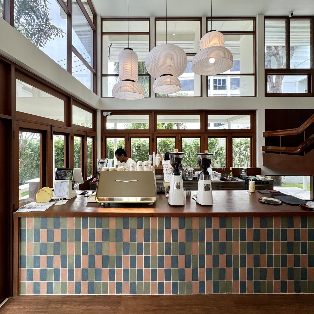 placestwogo's tweet photo. LIBI Home สเปซเปิดใหม่ในซอยเกษมสันต์ 2 ที่เป็น cafe homie space คือเป็นบ้านที่สามารถชวนเพื่อนมาทั้งมาดื่มกาแฟ ทานอาหาร ขนม หรือเล่น yoga & pilates ด้วยกันได้ พื้นที่เค้าคือกว้างใหญ่ เหมือนเป็นบ้านจริงๆ มีทั้งโซน indoor และ outdoor ดีไซน์โฮมมี่ อบอุ่นๆ พร้อมมีแผ่นเสียงเปิดสร้างบรรยากาศชิลๆ ด้านในด้วย เมนูค่อนข้างเยอะเลย ส่วนตัวคือติดใจข้าวซอยผัดแห้งไก่มากๆ เนื่องจากเจ้าของร้านเป็นคนเหนือ เลยนำวัตถุดิบต่างๆ มาจากเชียงใหม่ นอกจากนี้ยังมีโทสต์ ข้าวต่างๆ ด้วยนะ
#รีวิวคาเฟ่ #PlacestwoGo