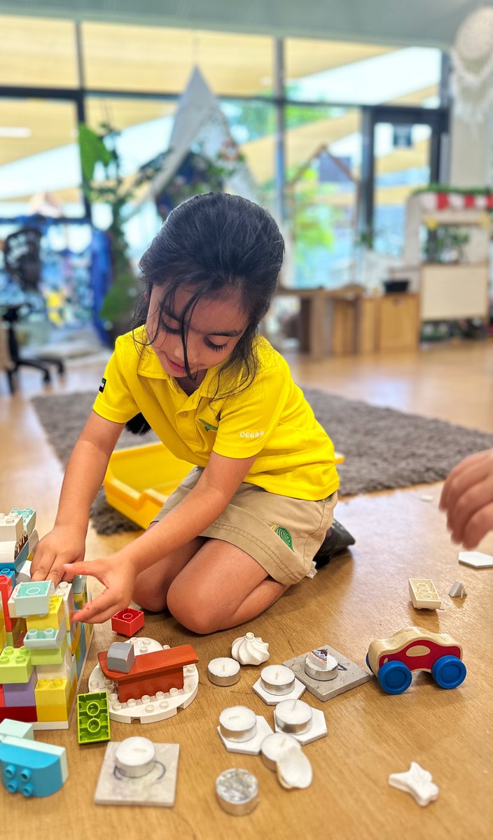 We love loose parts in #ButtercupClass ! From magic wands, to SZR, to swimming pools and houses! 💭