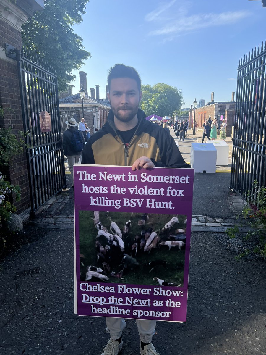 Nice and early outside the front gates of <a href="/The_RHS/">The RHS</a> Chelsea Flower Show - every single person seeing the message! 

<a href="/thenewtsomerset/">The Newt in Somerset</a>